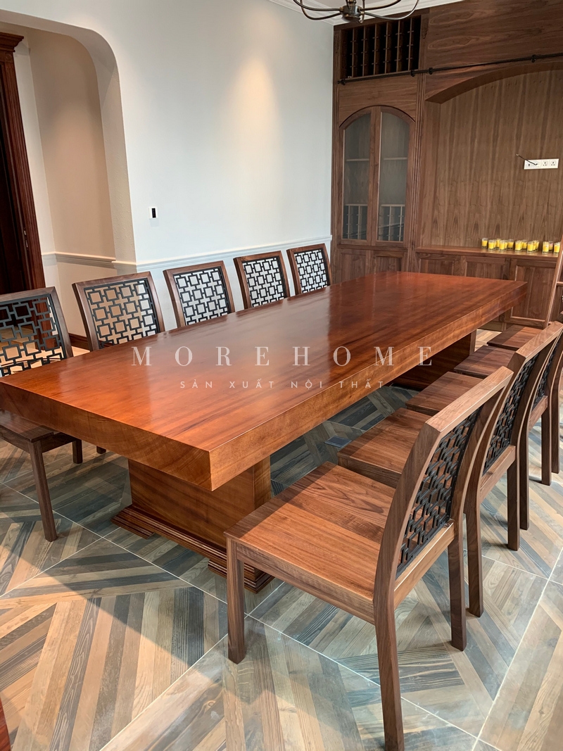 Việc sử dụng chất liệu gỗ óc chó khi thi công phòng ăn nội thất sẽ làm tăng độ bền, đẹp, thẩm mỹ của không gian, tạo nên sự sang trọng cho gia chủ.